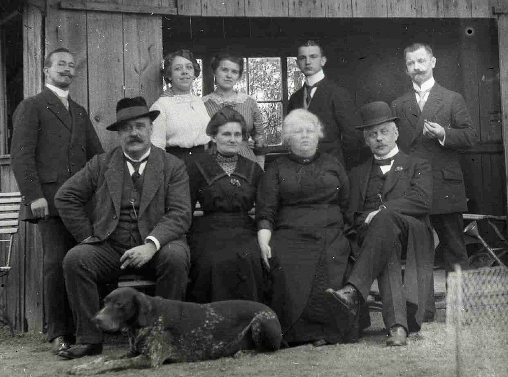 1900-1907 ca CHRISSY CROIL (m. Vlasto) PHOTOGRAPHS OF CROIL AND MITCHELL FAMILY Family group members unidentified In or near Milwaukee or the St Lawrence River near Montreal 02.jpg